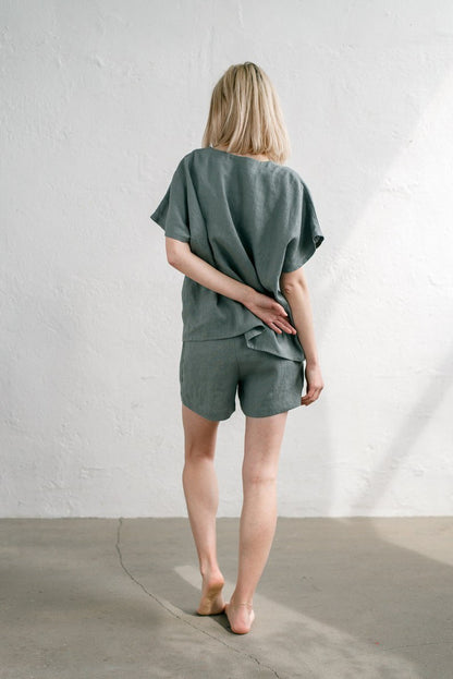 Oversized linen tops / Loose-fitting linen shirts / Linen pajama sets / Linen V-neck shirts / Linen shorts / Women's pajamas / V-neck tops and shorts